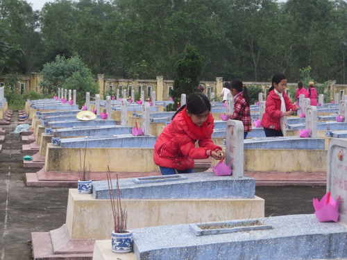 Liên đội trường tiểu học số 1 Triệu Trạch dâng hương tại nghĩa trang liệt sĩ xã